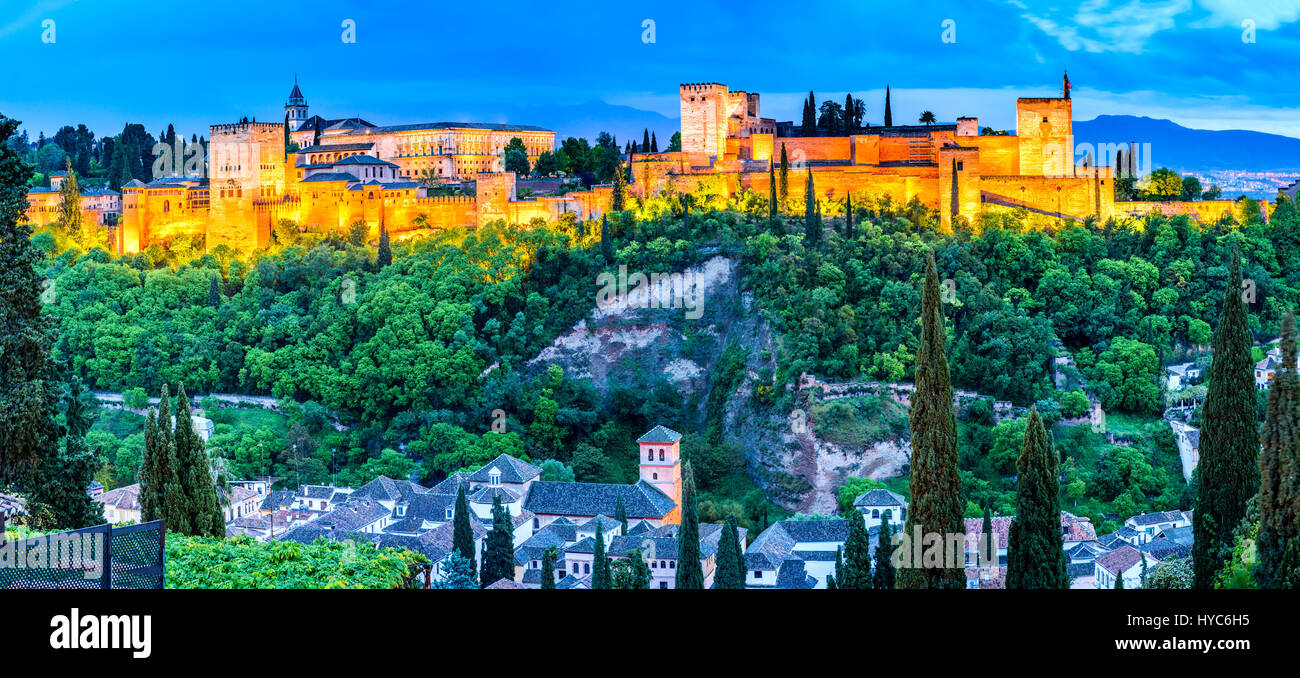 Granada, Spanien. Nachtansicht der berühmten Alhambra mit Alcazaba, Europäische Reiseversicherung Wahrzeichen in Andalusien. Stockfoto