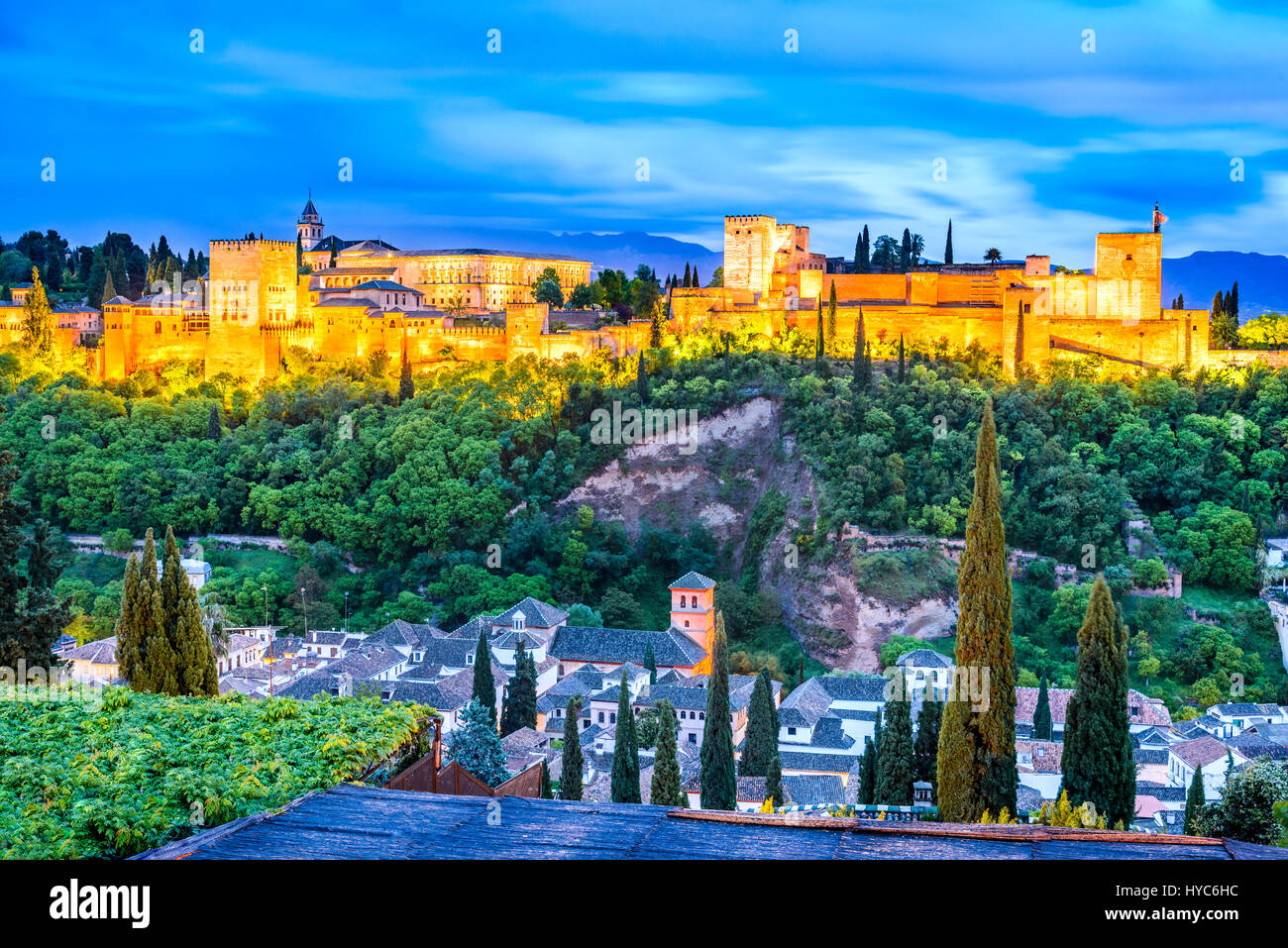 Granada, Spanien. Nachtansicht der berühmten Alhambra mit Alcazaba, Europäische Reiseversicherung Wahrzeichen in Andalusien. Stockfoto