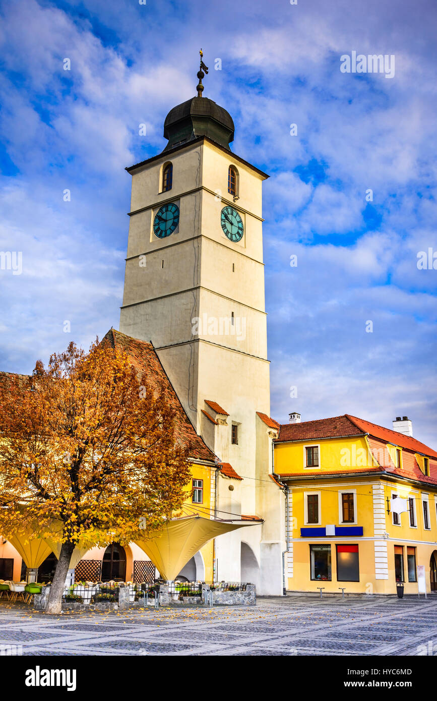 Sibiu, Rumänien. twilight Bild des Rates Turm in großen Platz, Siebenbürgen. Stockfoto