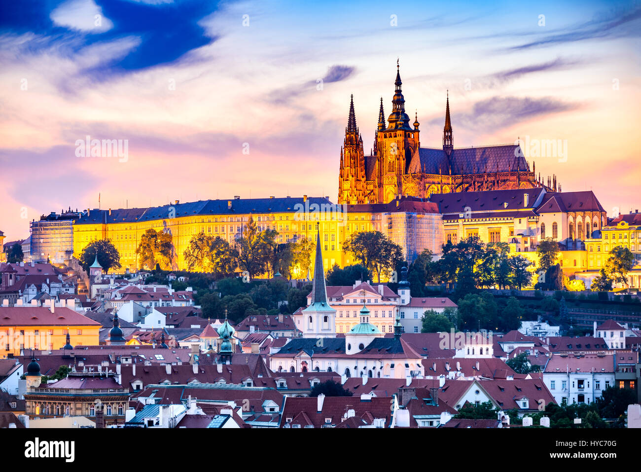 Prag, Tschechische Republik. Hradschin (Prager Burg) mit St. Vitus Cathedral und St. George Kirche Abenddämmerung, Böhmen Wahrzeichen in Praha. Stockfoto