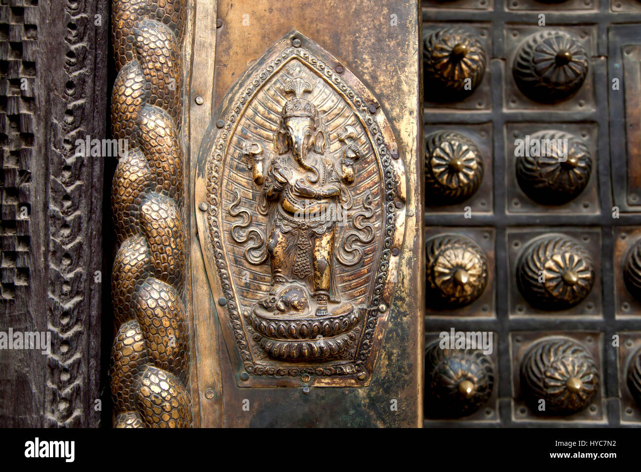 Lord Ganesha geschnitzt auf Tür, Patan Museum, Kathmandu, Nepal Stockfoto