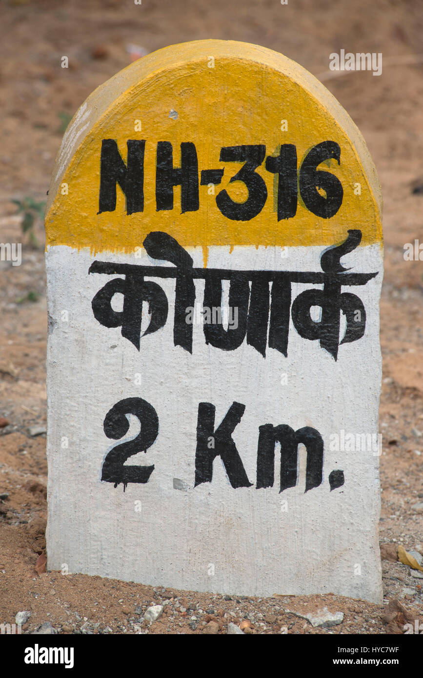 Meilenstein auf Bundesstraße, Konark, Orissa, Indien, Asien Stockfoto