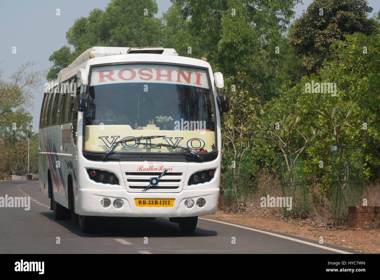 Luxus-Reisebus auf Straße, Bhubaneswar, Orissa, Indien, Asien Stockfoto