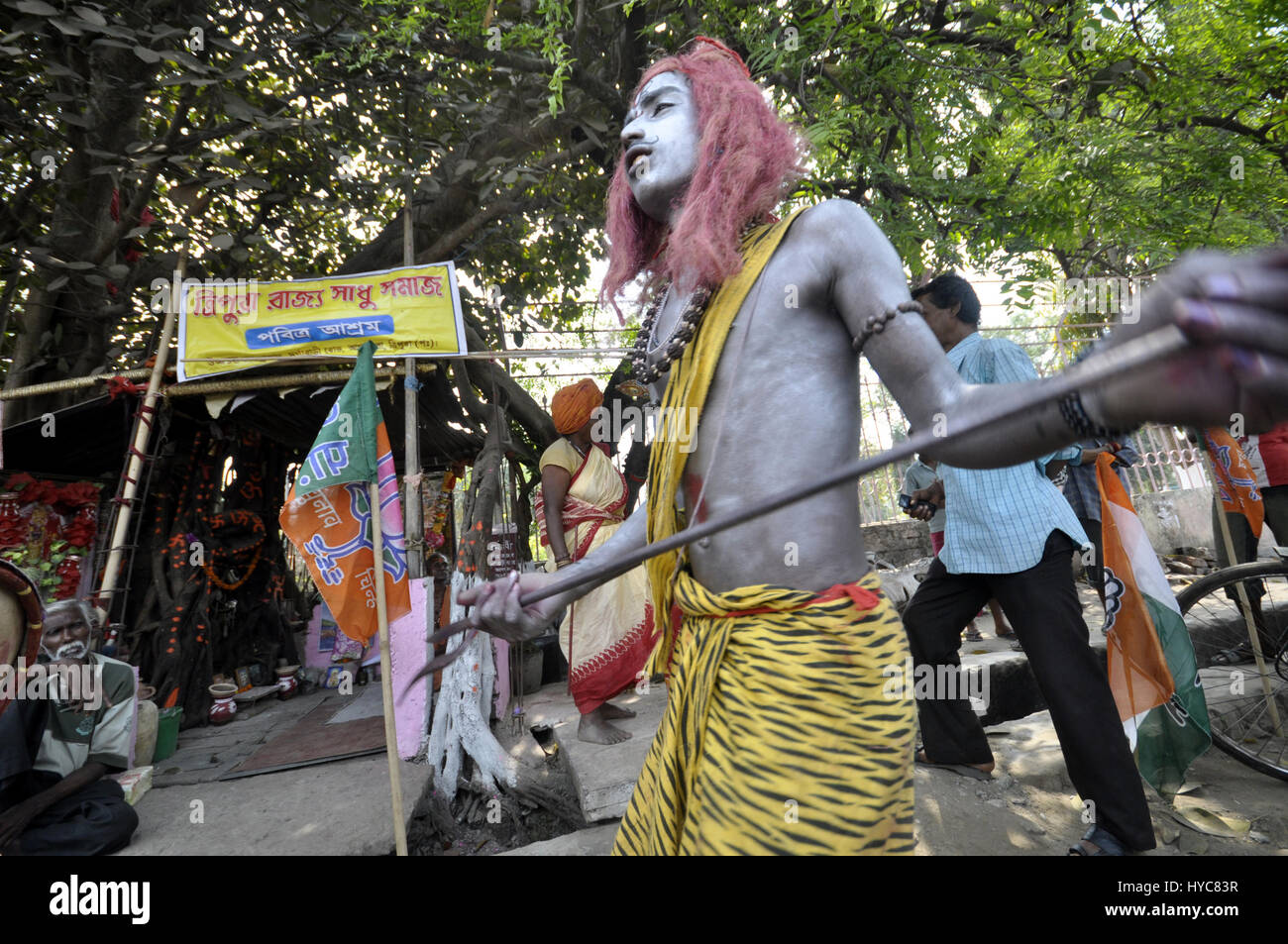 Indien: Gajan Festival - 21.03.2014 - Indien / Tripura / Agartala - Menschen wie Gott Shiva und Göttin Gouri, tanzen nach Einnahme Canabbies in Agartala, Hauptstadt des nordöstlichen Bundesstaates Tripura gekleidet.                                                                                                  Dies ist ein Teil des Gajan Festival, ein Festival von Indien.                                                        Gajan ist ein Hindu-Festival feierte vor allem im indischen Bundesstaat Westbengalen. Es ist mit solchen Gottheiten Shiva, Neel sowie Dharmathakur verbunden. Gajan erstreckt sich über ca. eine Woche, s Stockfoto