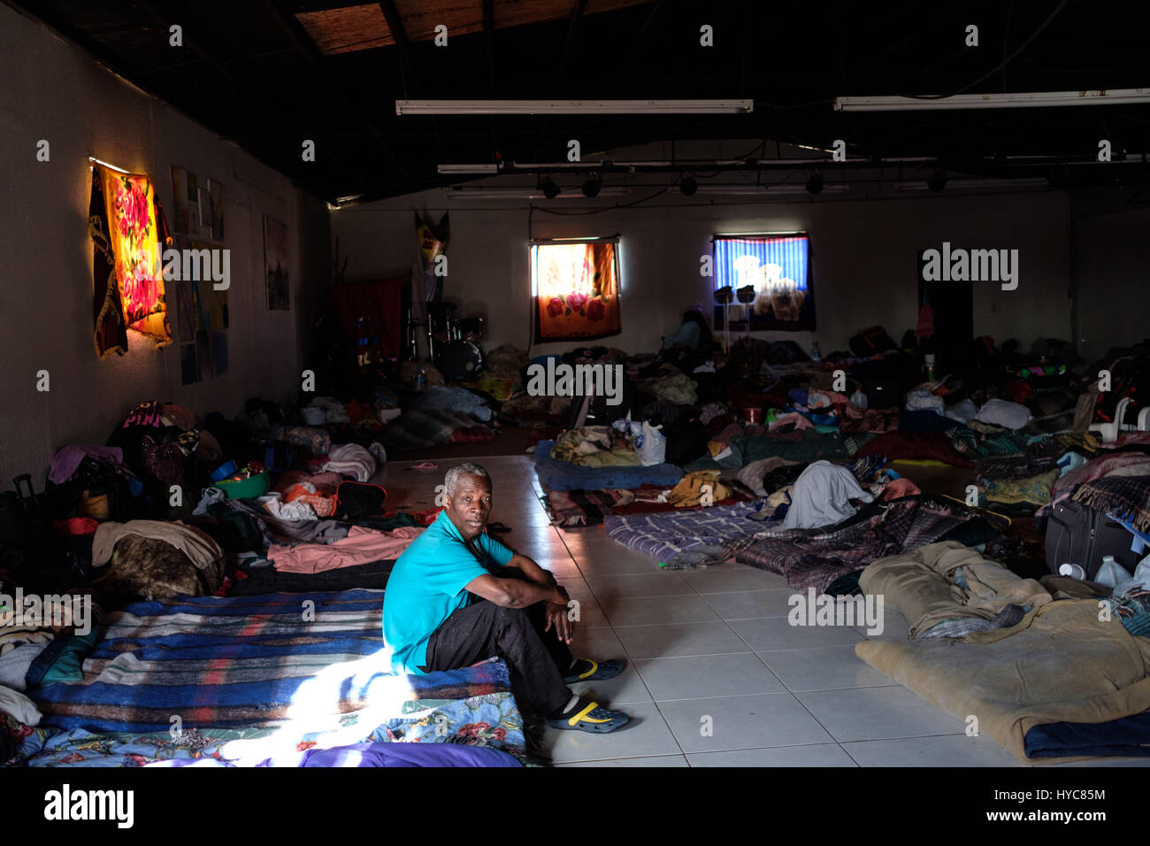 Unterstand für Haitianer. Tijuana, Mexiko - 14.02.2017 - Mexiko / Baja California / Tijuana - viele dieser Unterstände brauchen Hilfe für Dinge so einfach wie, Bereitstellung von Nahrungsmitteln für diejenigen, die dort zu schlafen und Stromrechnungen bezahlen.   -Alexandre Afonso / Le Pictorium Stockfoto