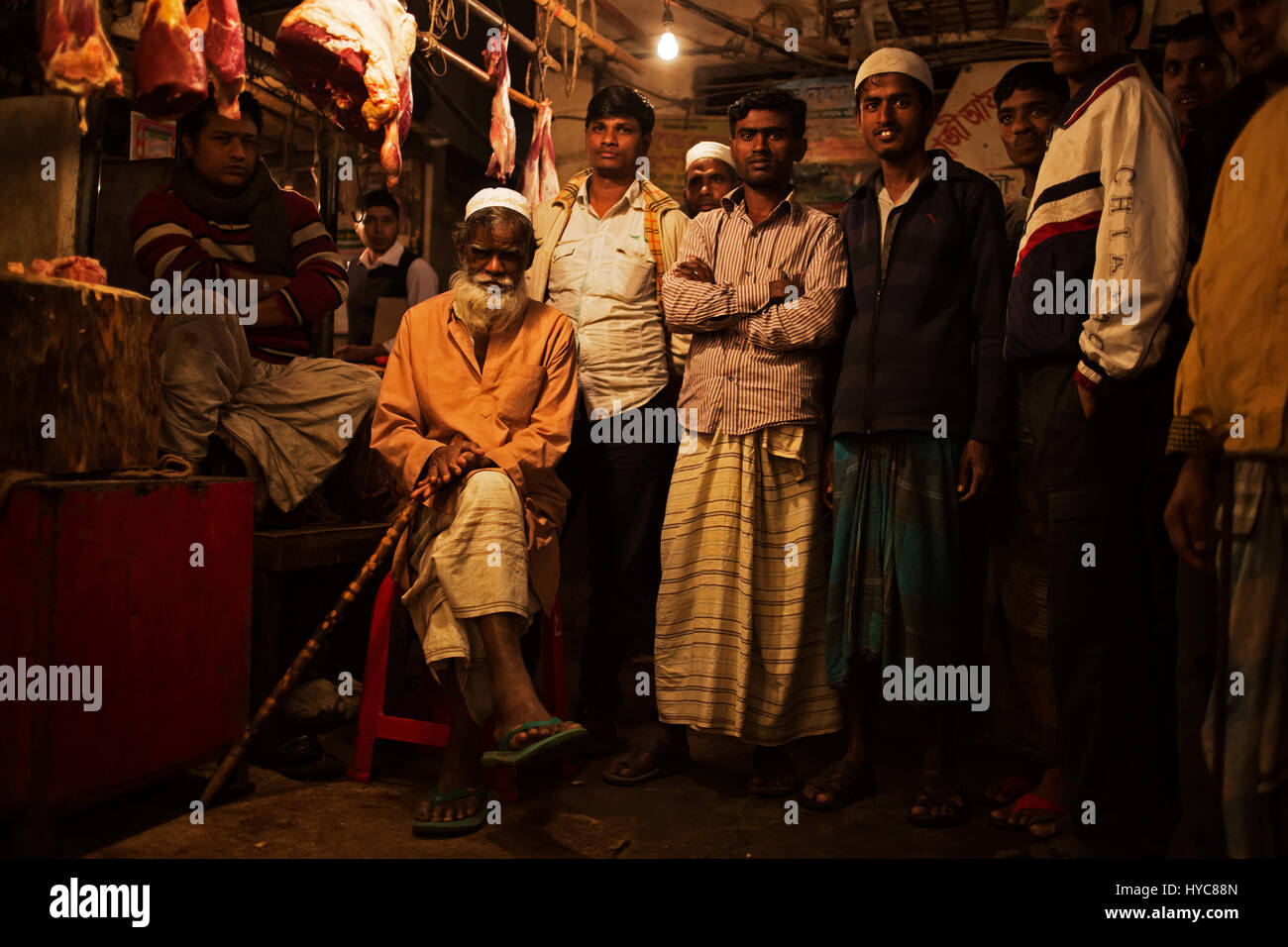 Kunden und Verkäufer am Marktplatz, Dhaka, Bangladesch Stockfoto