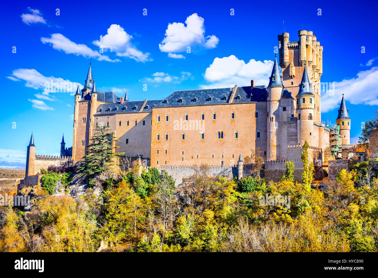 Segovia, Spanien. Die berühmten Alcazar von Segovia, steigen Sie auf einen steinigen Felsen, gebaut im Jahre 1120.  Castilla y Leon. Stockfoto
