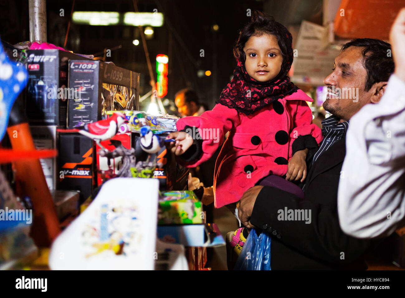 Kind mit Vater kaufen Spielzeug, Dhaka, Bangladesch Stockfoto