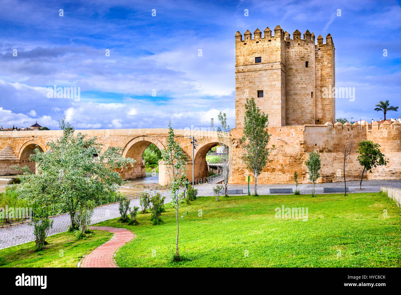 Cordoba, Spanien, Andalusien. Callahora Turm und römische Brücke am Fluss Guadalquivir. Stockfoto