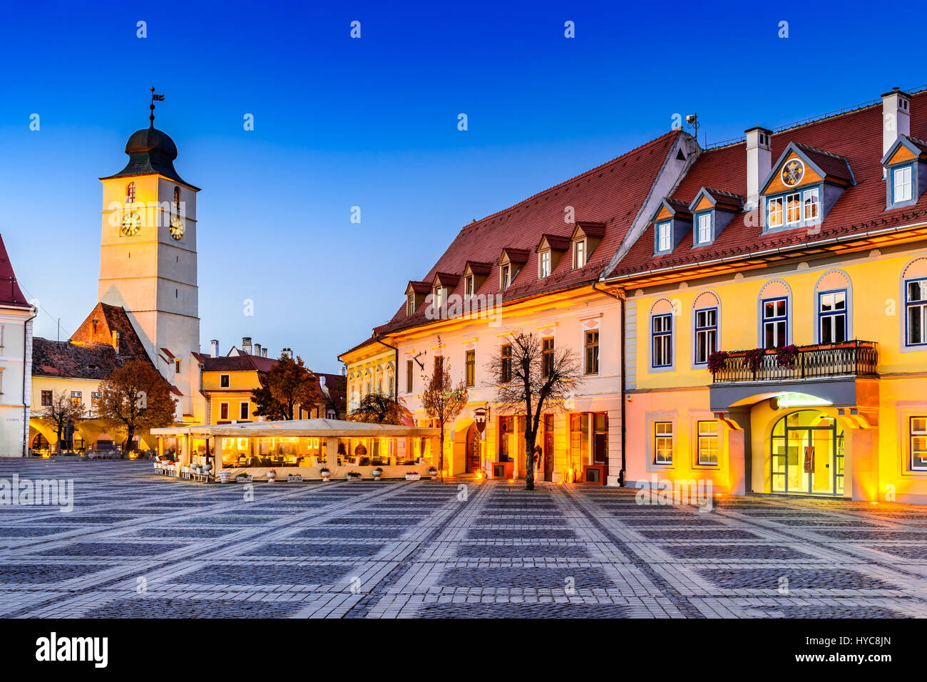 Sibiu, Rumänien. Twilight-Bild der Ratturm im großen Ring, Transylvania. Stockfoto