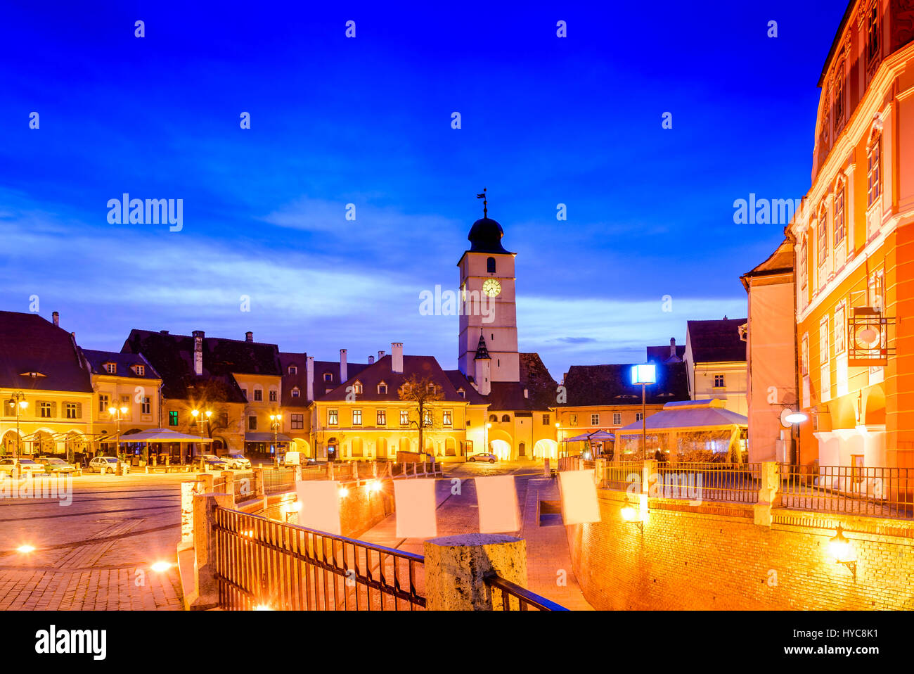 Sibiu, Rumänien. Twilight Bild der Ratturm in kleines Quadrat, Transylvania. Stockfoto