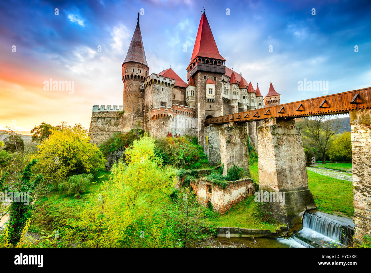 Schönes Panorama des Schlosses Corvin mit Holzbrücke, Hunedoara, Siebenbürgen, Rumänien, Europa. Stockfoto