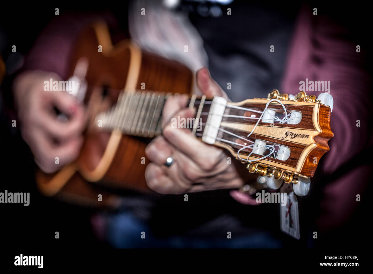 Frau spielt die balalaika Stockfoto