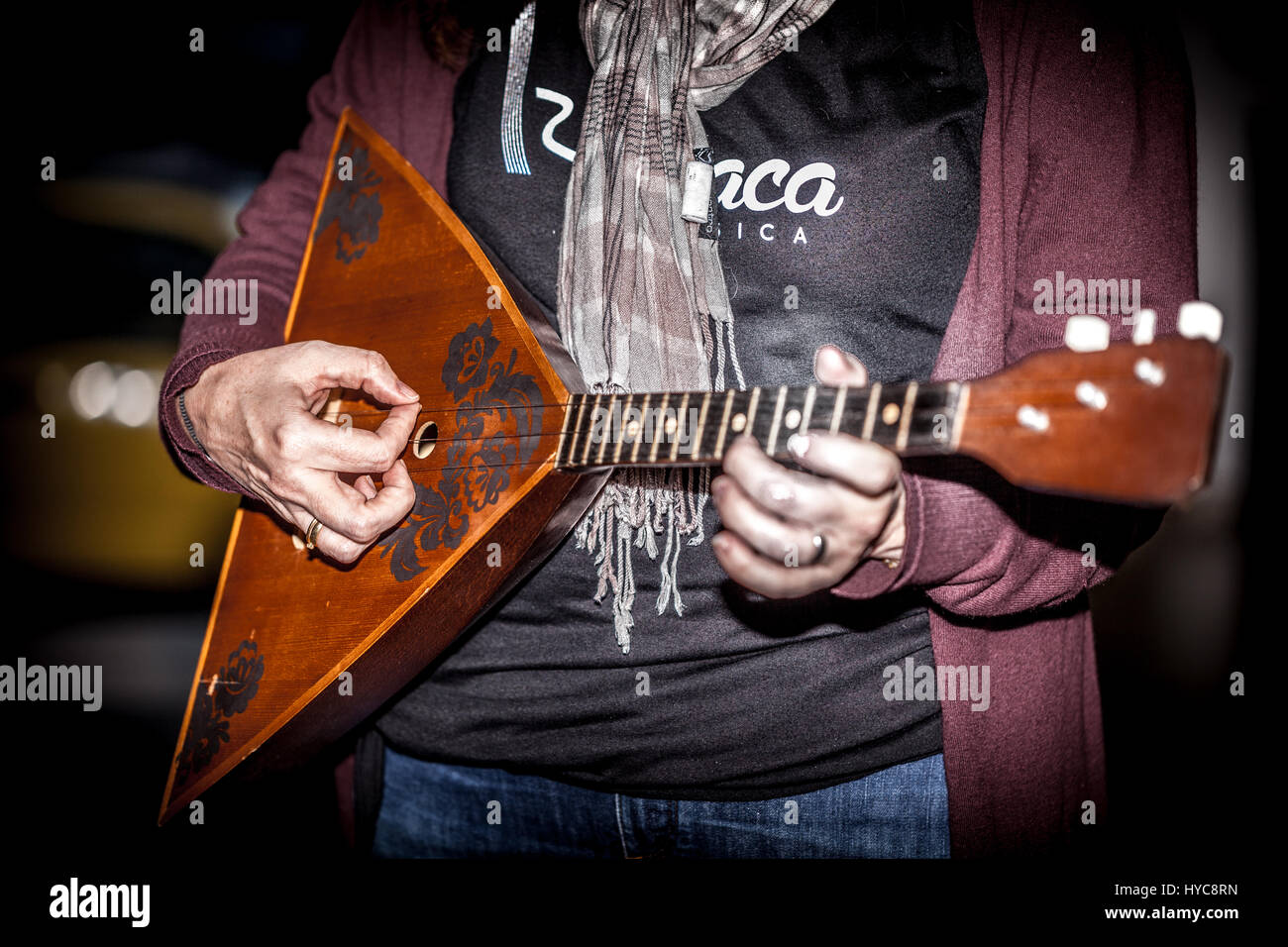 Frau spielt die balalaika Stockfoto
