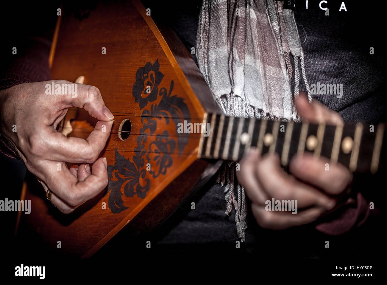 Frau spielt die balalaika Stockfoto