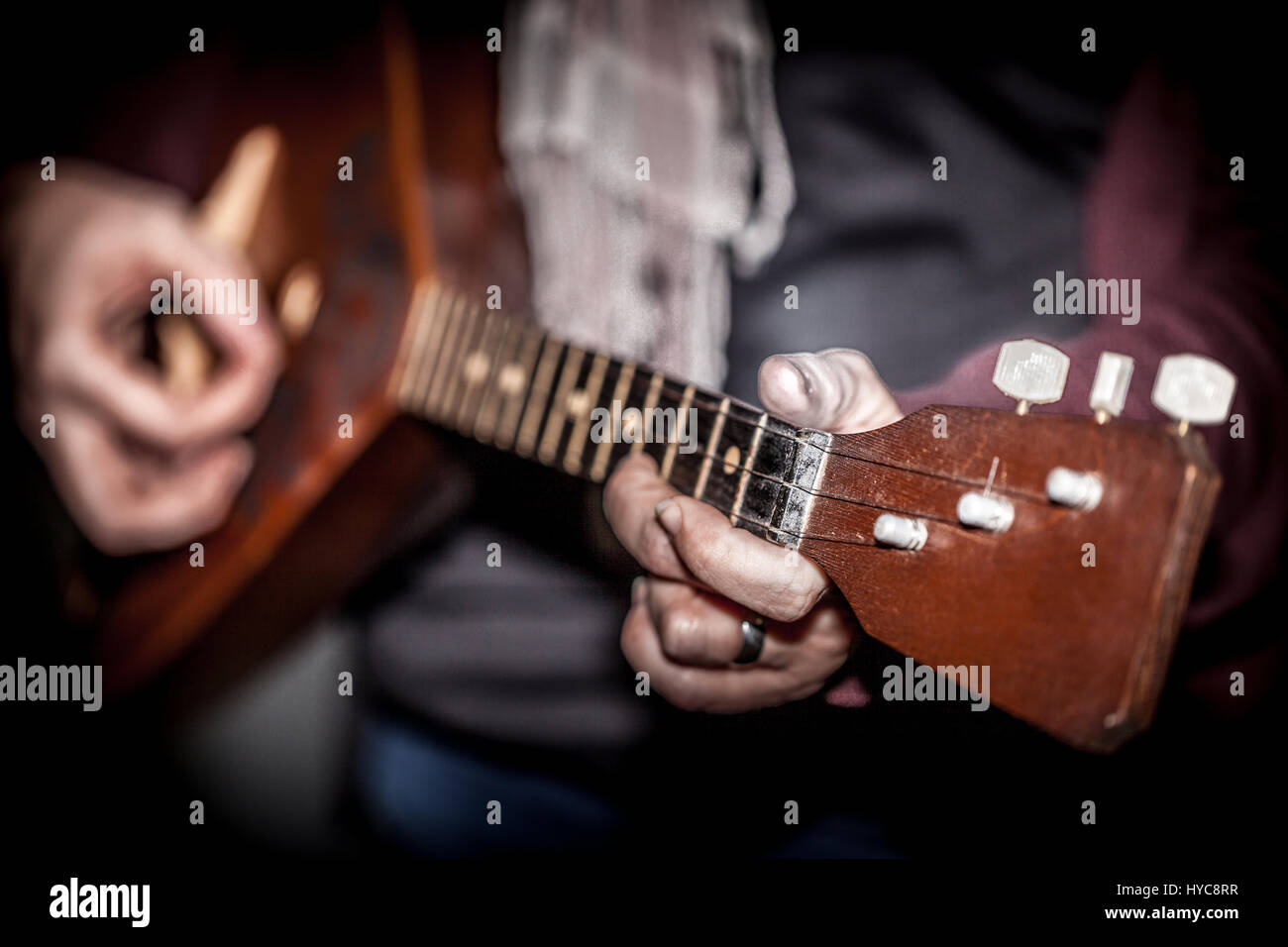 Frau spielt die balalaika Stockfoto