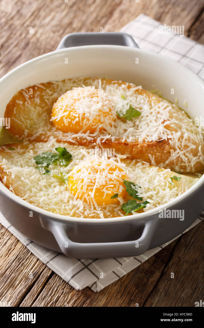 Hausgemachte italienische Brot Suppe Pavese Nahaufnahme in einen Topf geben. vertikale Stockfoto