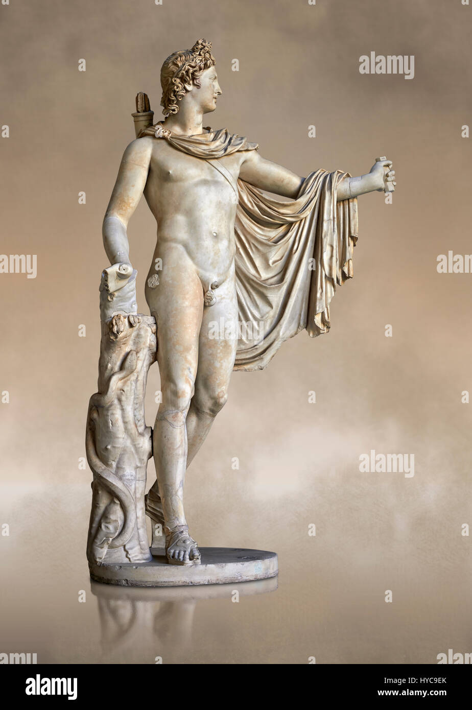 Drei Viertel Seitenansicht ein 2. Jahrhundert n. Chr. römische Statue des Apollon als Belvederre Apollo bekannt. Die Apollo-Statue hatte ursprünglich einen Bogen in die linke Stockfoto
