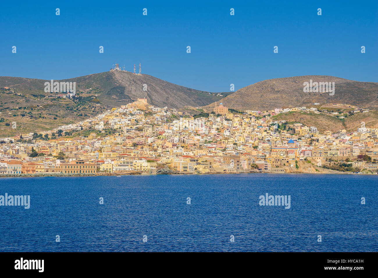 Panoramablick auf Stadt Ermoupoli auf der Insel Syros. Es ist die Hauptstadt der Insel und der Kykladen und es war schon immer eine bedeutende Hafenstadt Stockfoto