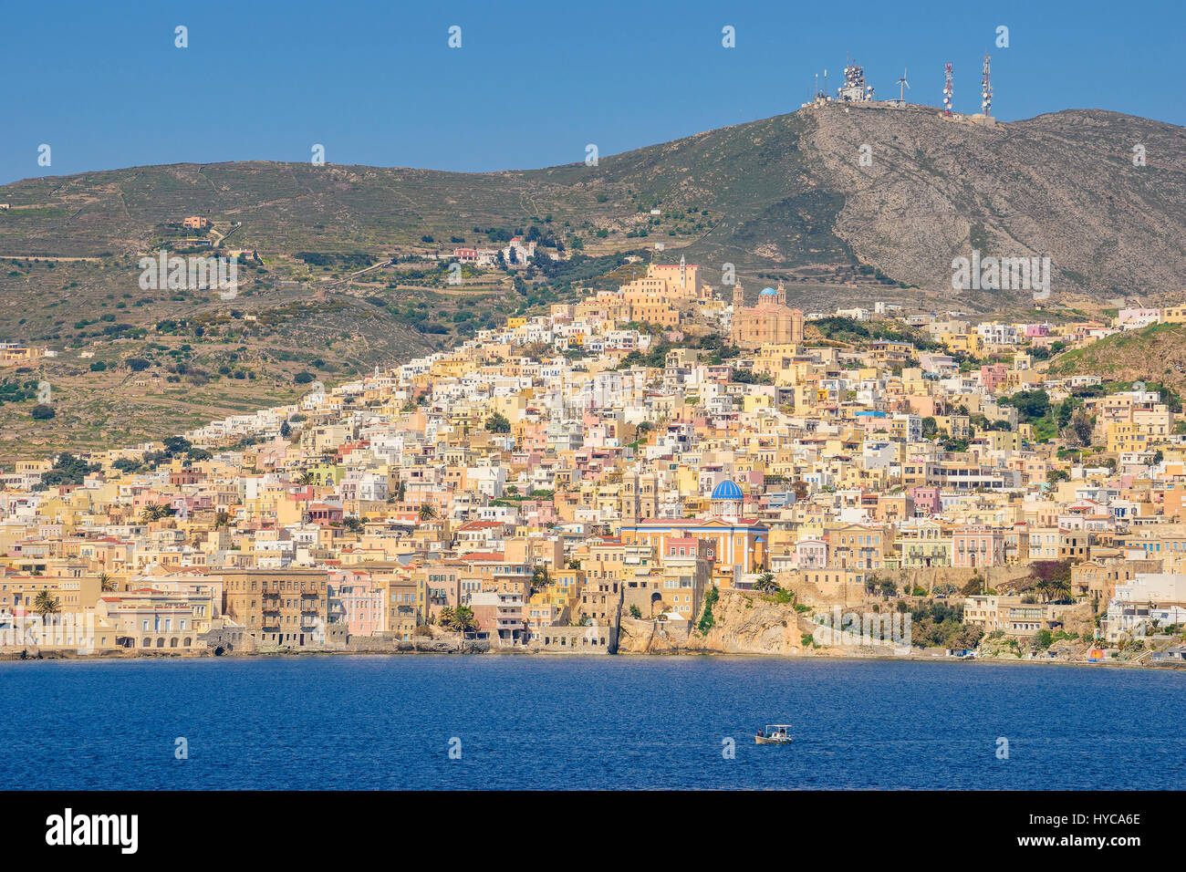 Panoramablick auf Stadt Ermoupoli auf der Insel Syros. Es ist die Hauptstadt der Insel und der Kykladen und es war schon immer eine bedeutende Hafenstadt Stockfoto