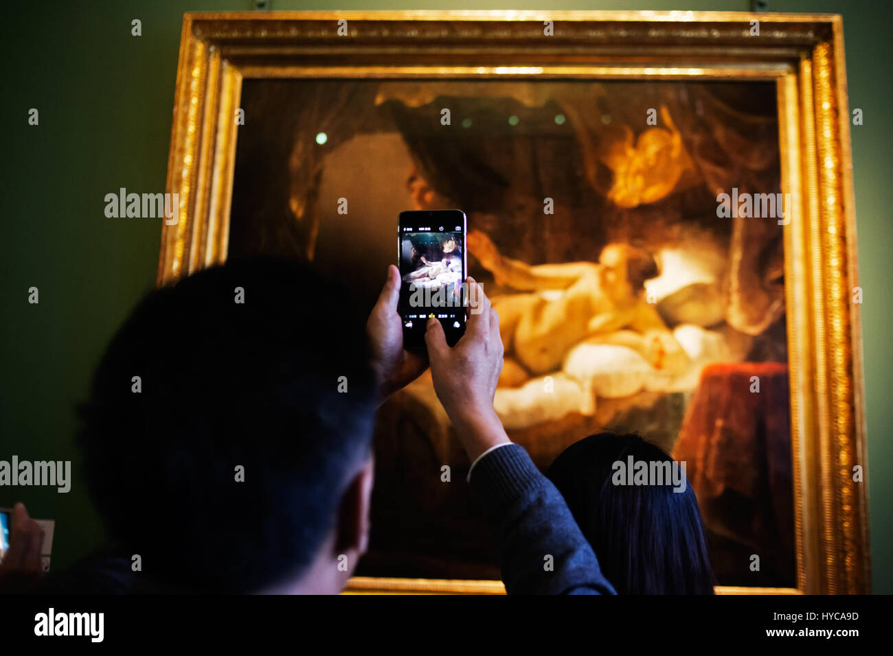 Mann unter Bild Gemälde in der Eremitage, St. Petersburg, Russland Stockfoto