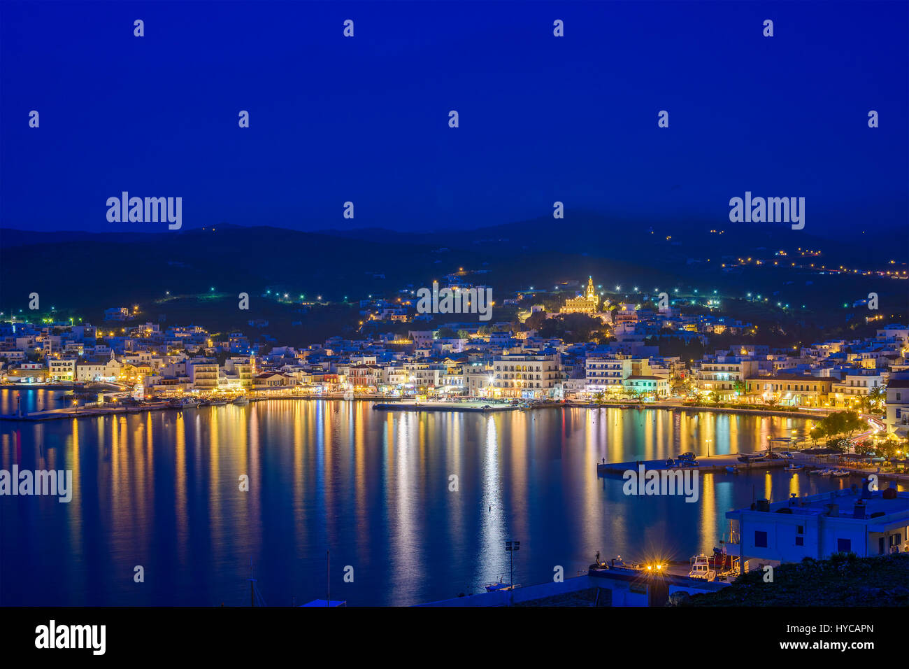 Panorama Blick auf Tinos Stadt. Zentriert die berühmte Kirche der Jungfrau Maria in der Nacht beleuchtet. Tinos Insel Kykladen, Griechenland. Stockfoto