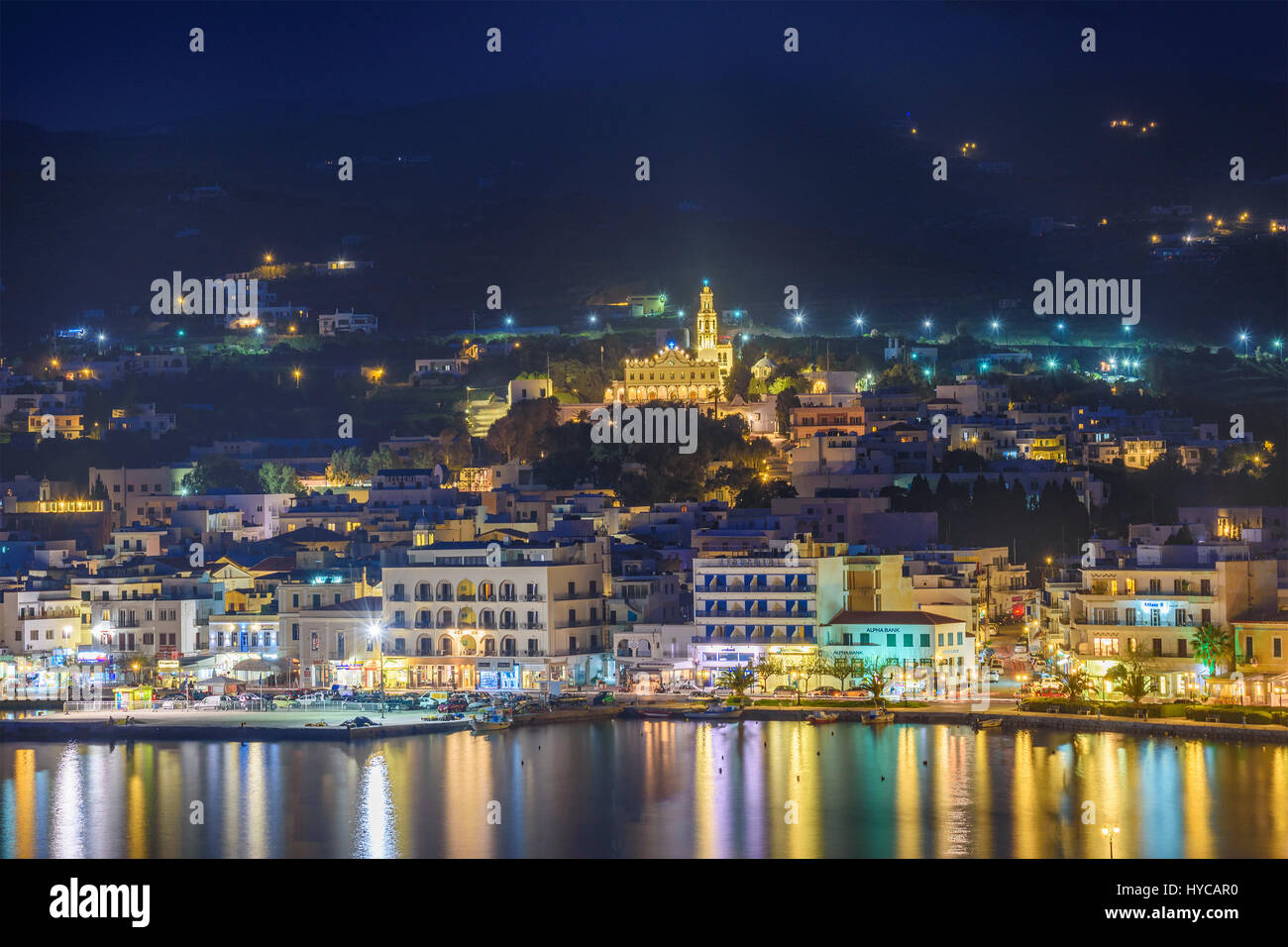 Panorama Blick auf Tinos Stadt. Zentriert die berühmte Kirche der Jungfrau Maria in der Nacht beleuchtet. Tinos Insel Kykladen, Griechenland. Stockfoto