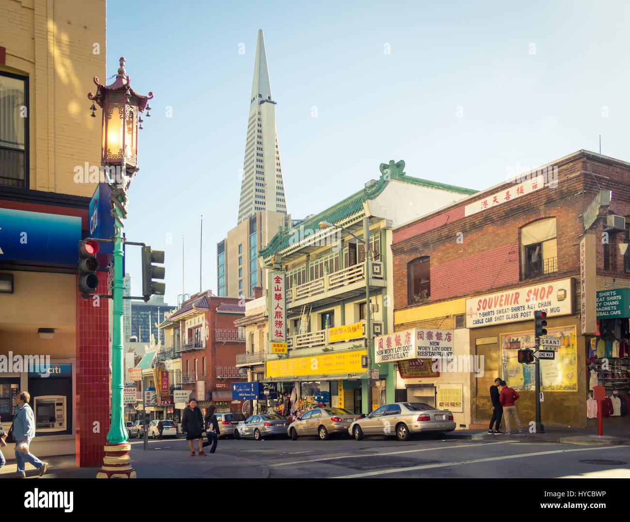 Chinatown in San Francisco, Kalifornien, mit der Transamerica Pyramid rising im Hintergrund. Stockfoto