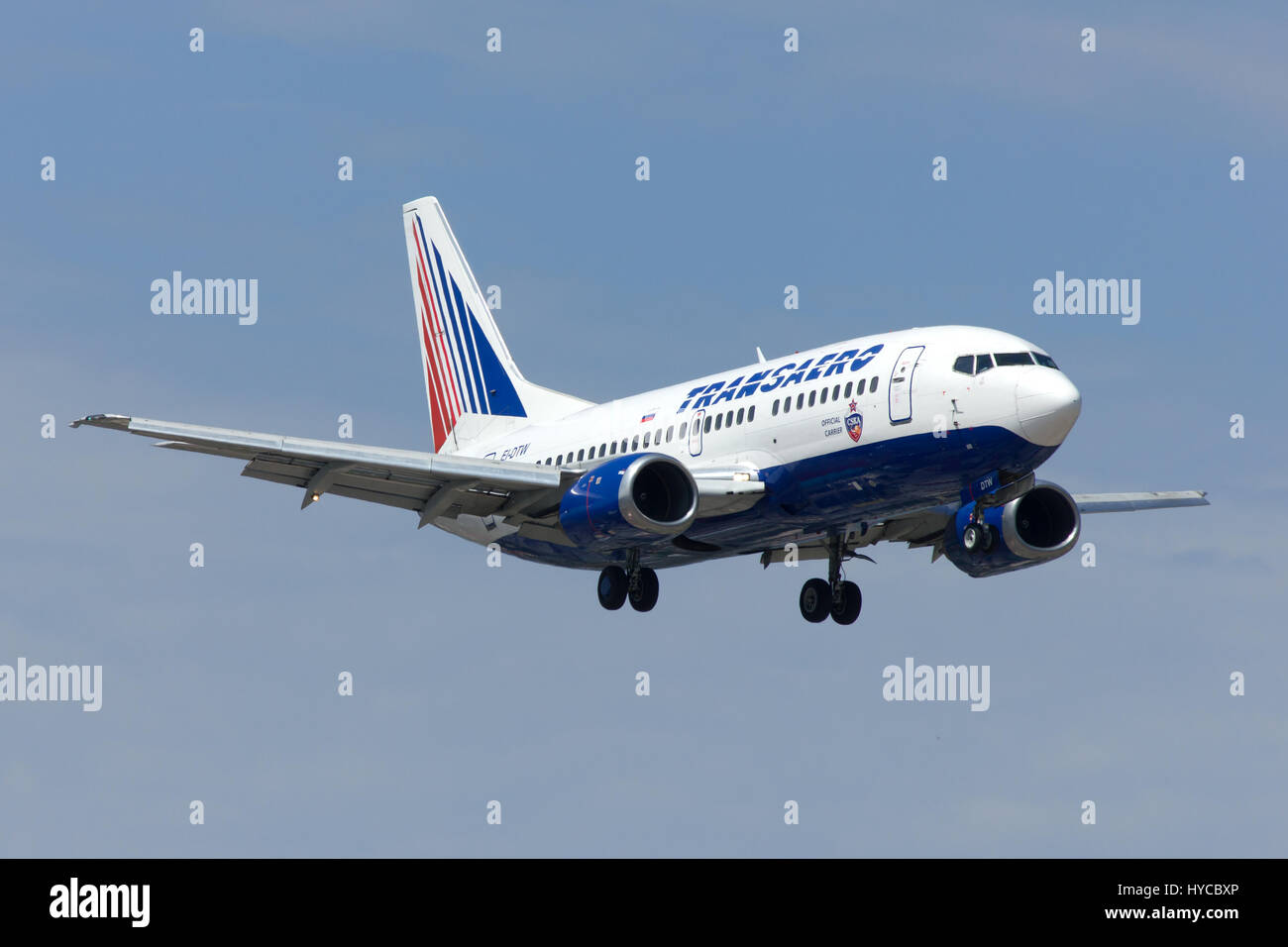 Landung der Boeing-737-Flugzeuge von TransAero, Adler, Sotschi, Russland, 7. August 2012 Stockfoto
