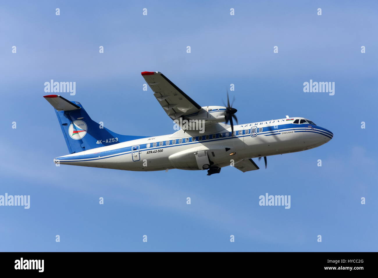 Flugzeug ATR42 Airlines zieht AZAL, Rostow am Don, Russland, 29. Oktober 2010 Stockfoto