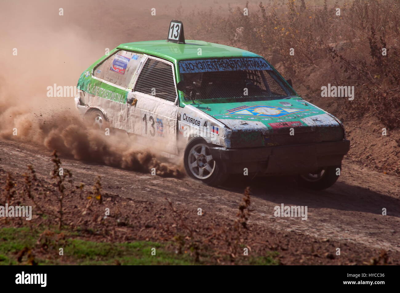 Rennen in unwegsamem Gelände, finden jährlich statt auf dem ehemaligen Testgelände 'Don-25', Rostow am Don, Russland, zu verschiedenen Zeiten, Autos, Motorräder, selbst- Stockfoto