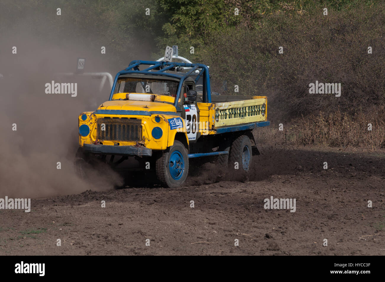 Rennen in unwegsamem Gelände, finden jährlich statt auf dem ehemaligen Testgelände 'Don-25', Rostow am Don, Russland, zu verschiedenen Zeiten, Autos, Motorräder, selbst- Stockfoto