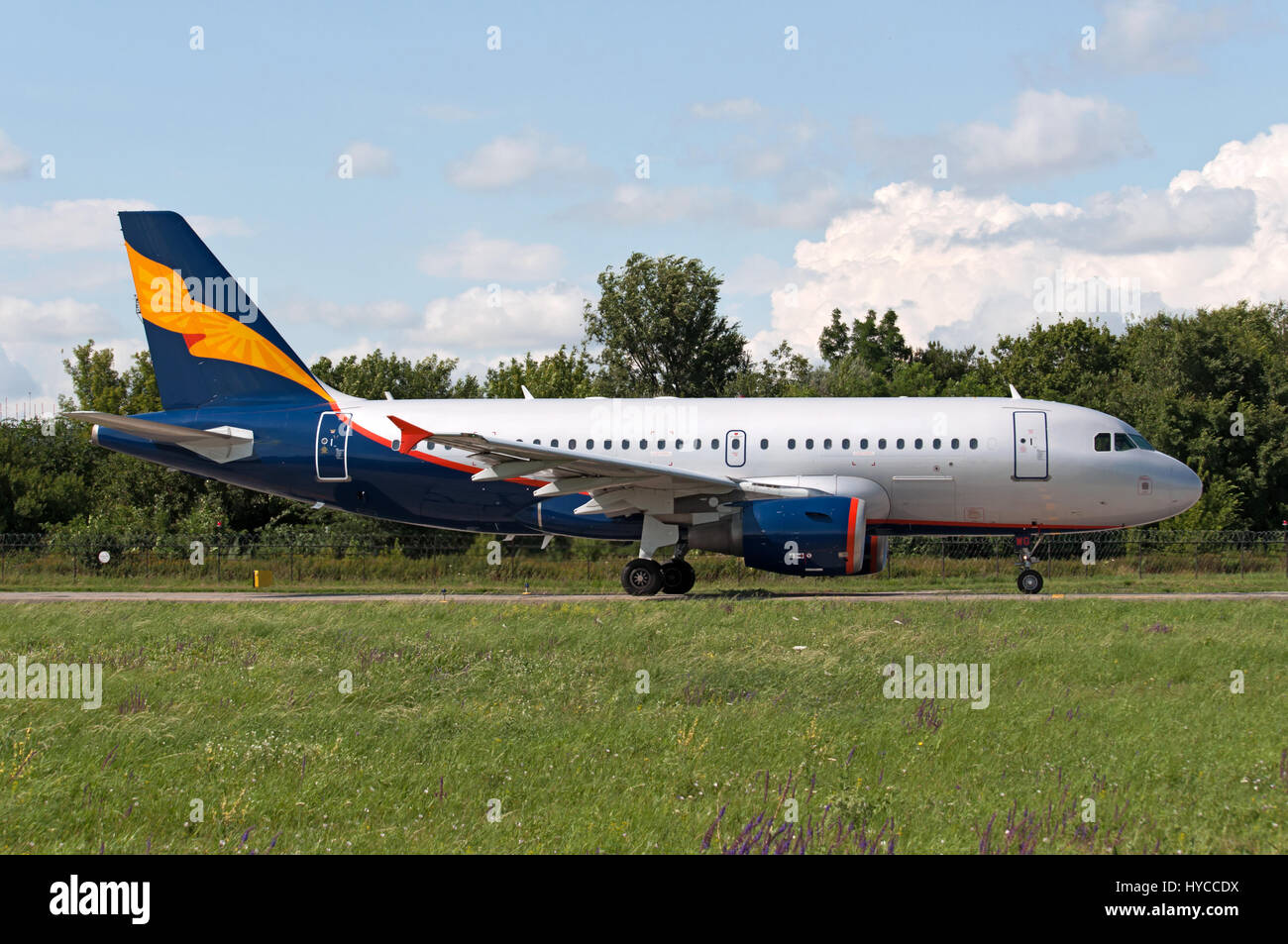 A319 rollt an den Start, Rostow am Don, Russland, 15. Juli 2015 Stockfoto