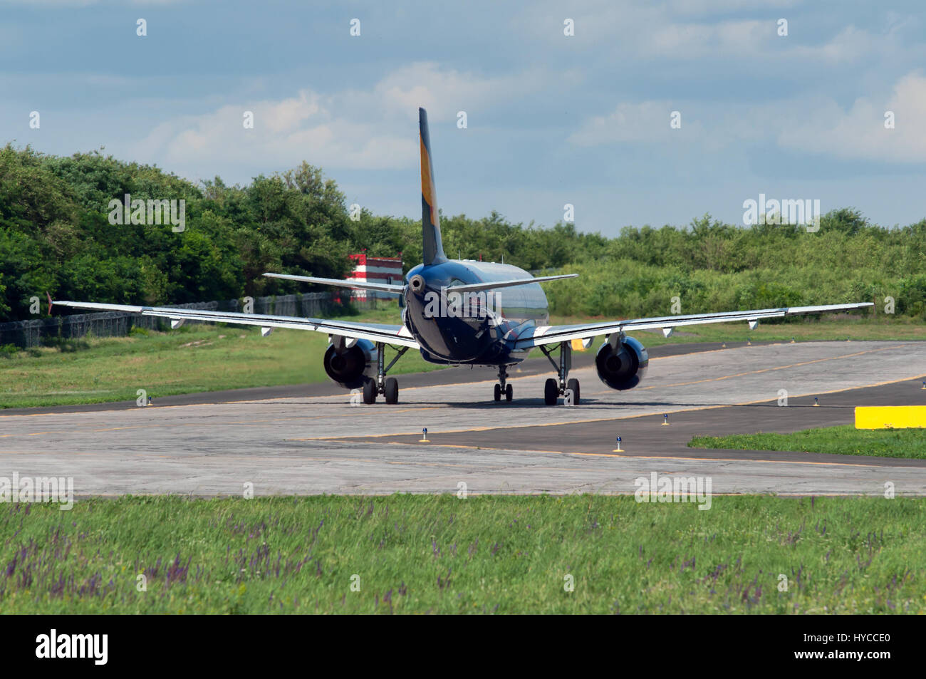 A319 rollt an den Start, Rostow am Don, Russland, 15. Juli 2015 Stockfoto