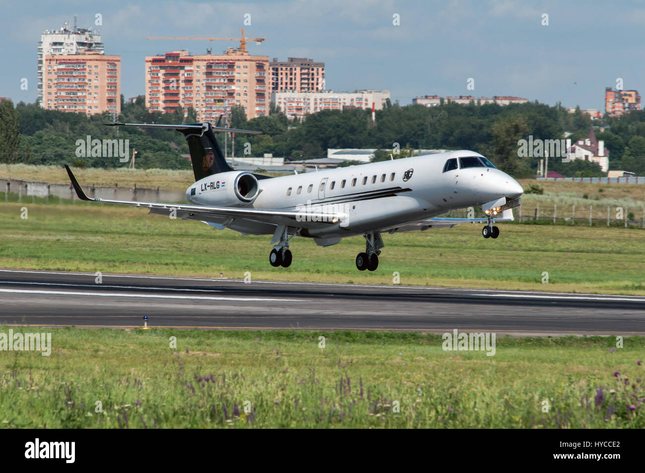 Embraer-135 macht eine Landung, Rostow am Don, Russland, 15. Juli 2015 Stockfoto