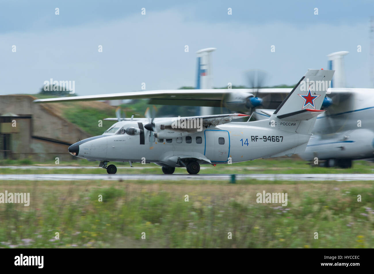 Flugzeug L410, führen Sie nach der Landung, Rostow am Don, Russland, 4. Juni 2013 Stockfoto