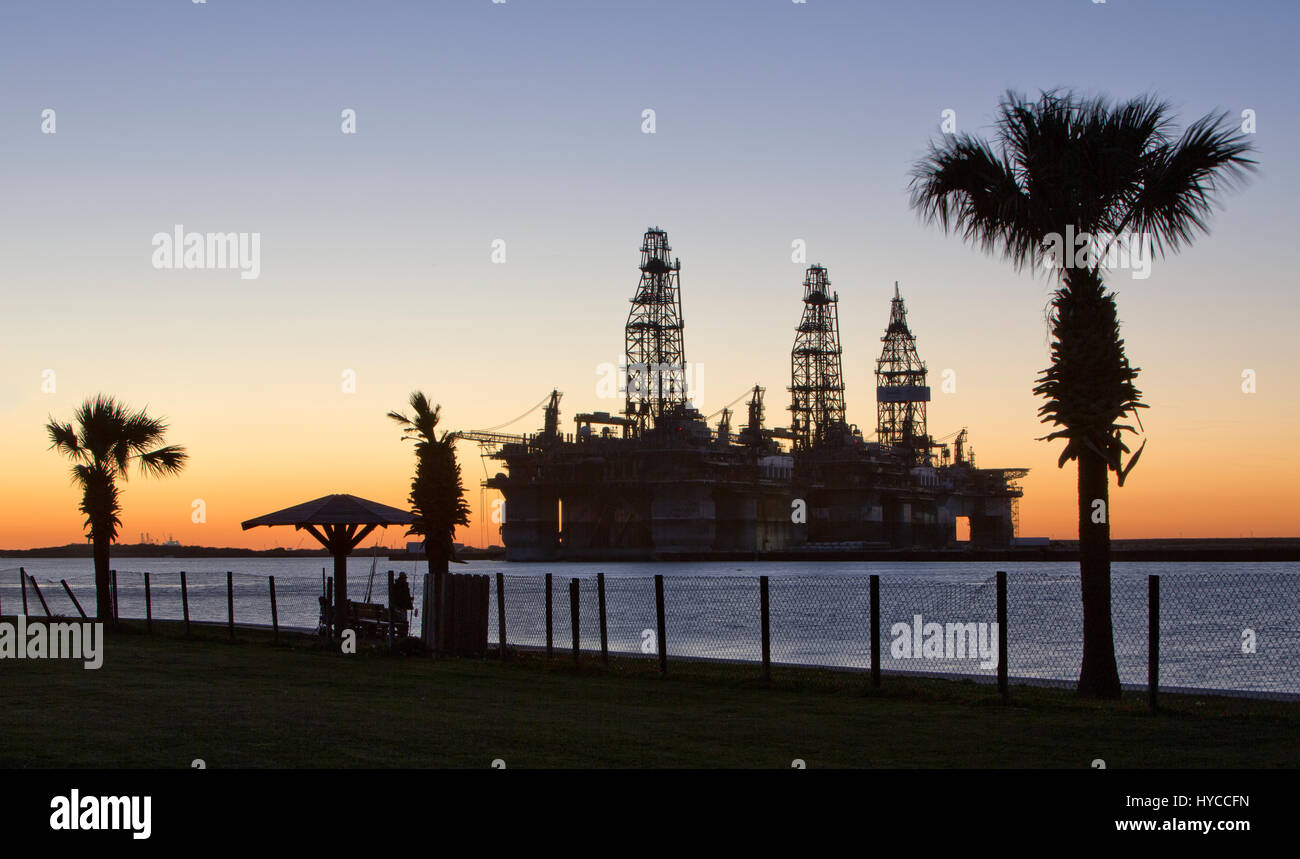 Tiefes Wasser Bohrgeräte vorübergehend im Speicher, Sonnenuntergang, Harbour Island, Canyon, Texas Gulf Coast, Port Aransas. Stockfoto