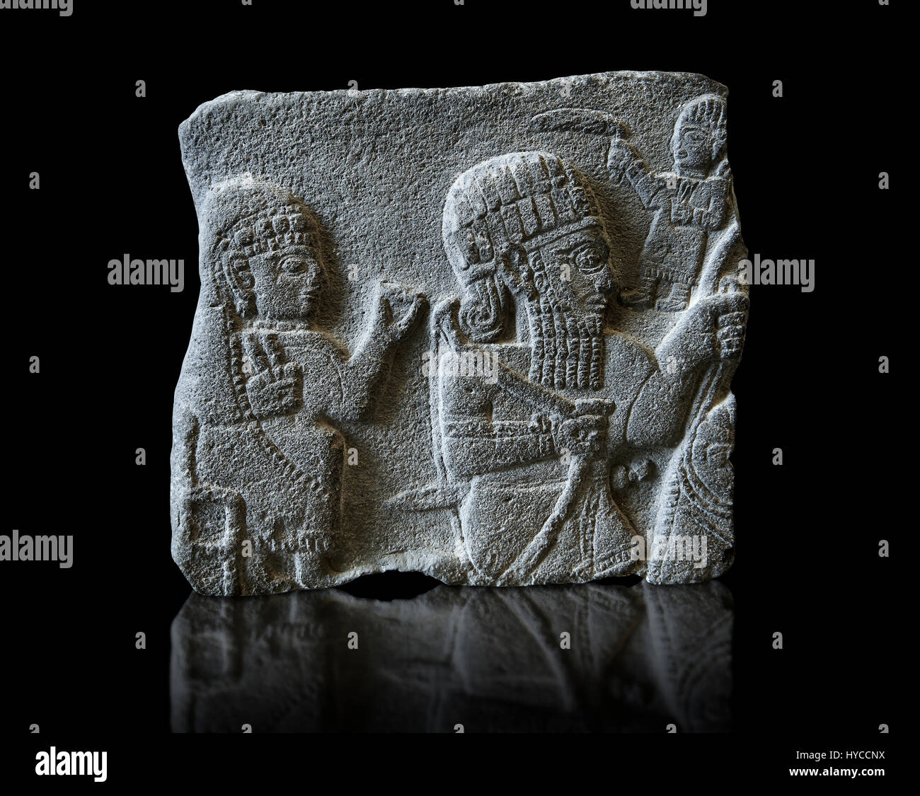 Fragment einer Stele Darstellung einer sitzenden Frau und ein Reiter auf einem Pferd. Neo Syro Hittite, Basalt 8. Jh.V.Chr. Pergamon-Museum, Berlin Inv keine VA15208 Stockfoto