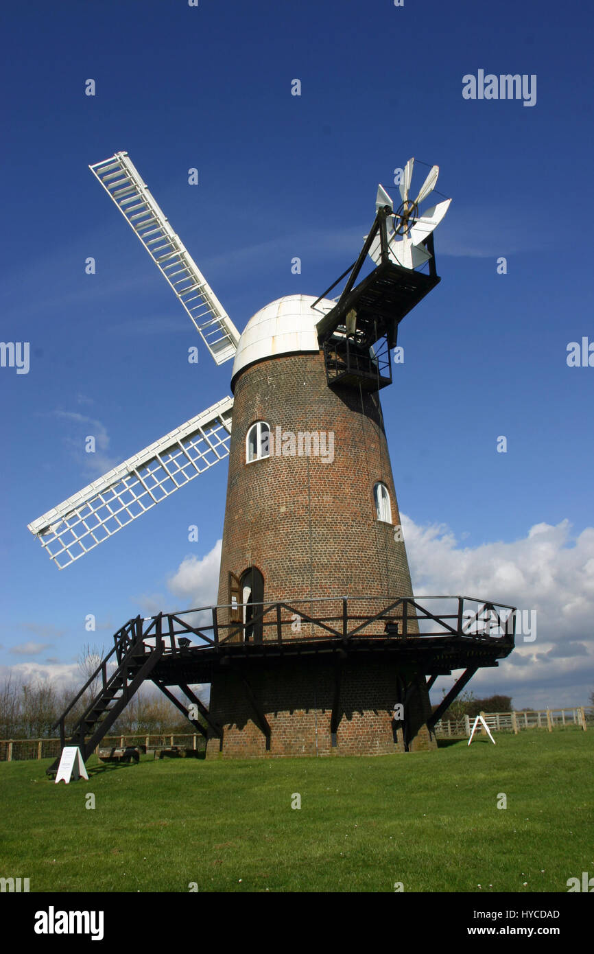 Wilton Windmühle Pewsey Vale, Wiltshire, UK. Blauer Himmel mit weißen Wolken als Hintergrund. Von der Rückseite nach oben auf die Pfauentaube betrachtet. Stockfoto