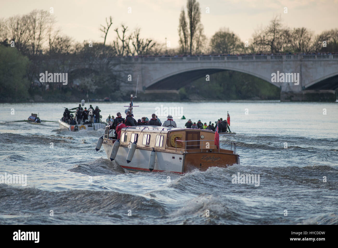 Chase-Boote folgen den Rennteams in Richtung Finish The Cancer Research UK Boat Race 2017 in Mortlake, 2. April 2017, London, UK Stockfoto