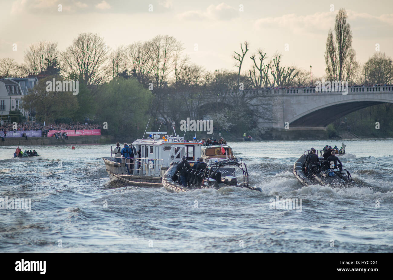Chase-Boote folgen den Rennteams in Richtung Finish The Cancer Research UK Boat Race 2017 in Mortlake, 2. April 2017, London, UK Stockfoto