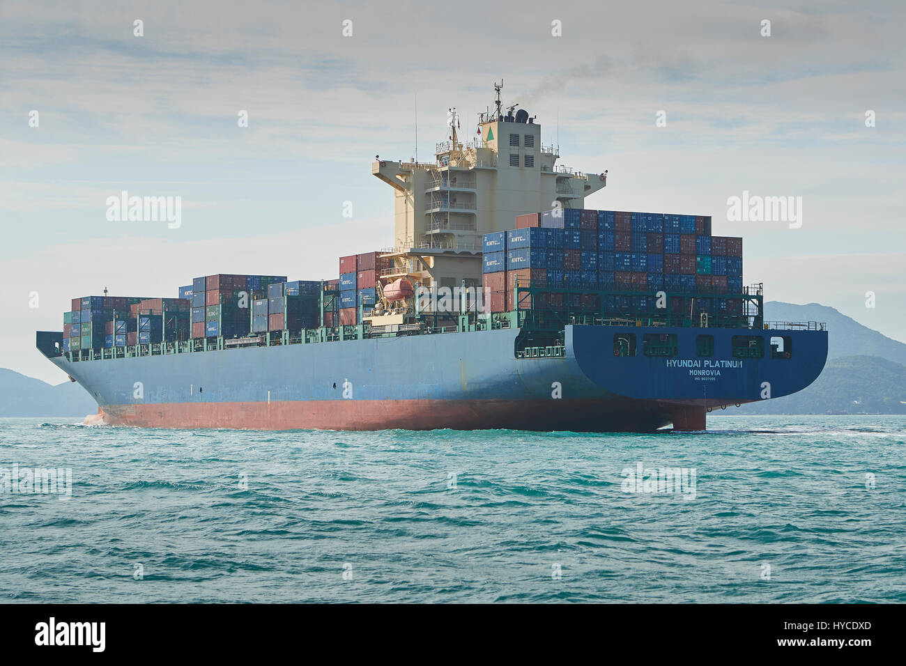 Containerschiff, Hyundai Platin, in den besetzten Osten Lamma Kanal, Hong Kong. Stockfoto