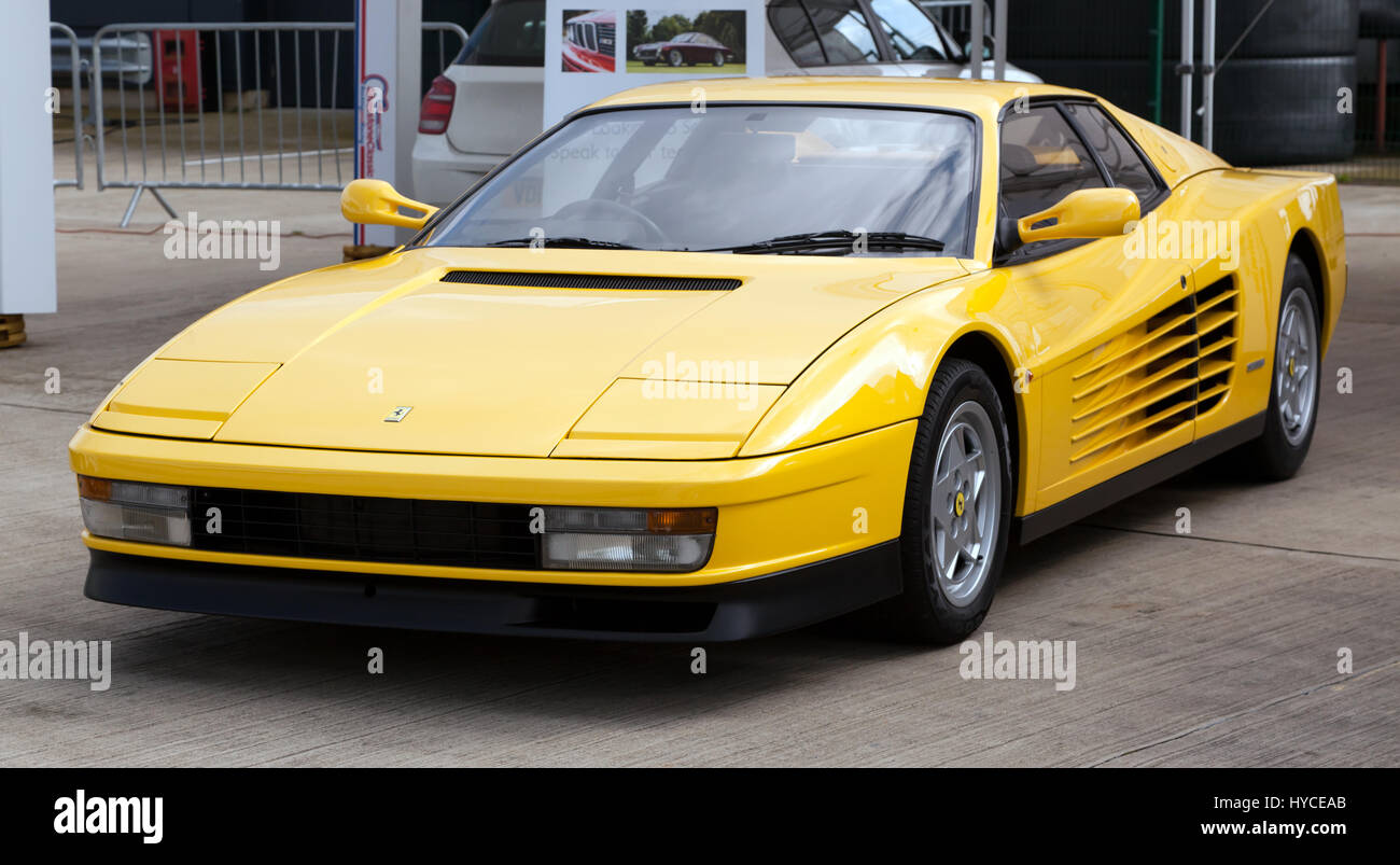Dreiviertelansicht von einem gelben Ferrari Testarossa auf dem Display an der Silverstone Classic Media Day Stockfoto