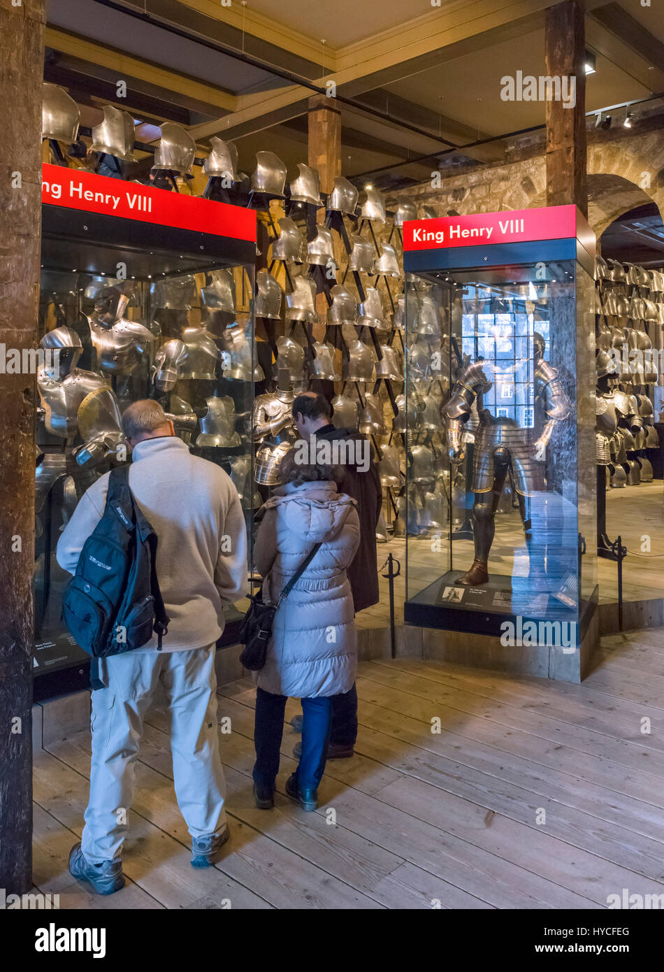 Tower of London. Besucher betrachten ein Display Rüstung in der Royal Armouries Sammlung, unter anderem getragen von König Henry VIII, White Tower, Tower of London, London, England, UK Stockfoto