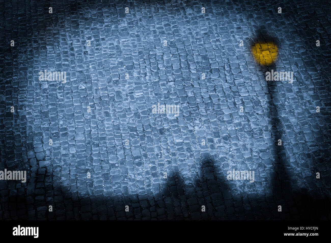 Schatten Bild nostalgische Silhouetten von paar und beleuchtete Laterne im Rampenlicht auf gepflasterten Straße Hintergrund in der Nacht (textfreiraum) Stockfoto