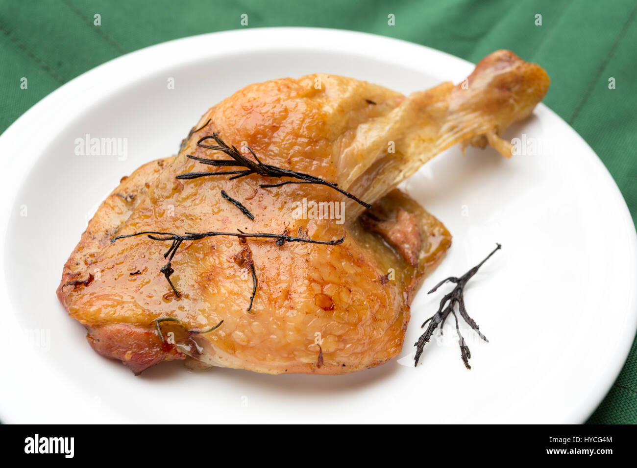 Authentische Speisen prep, hausgemachte knusprig gebackenem Rosmarin Hähnchenschenkel Stockfoto