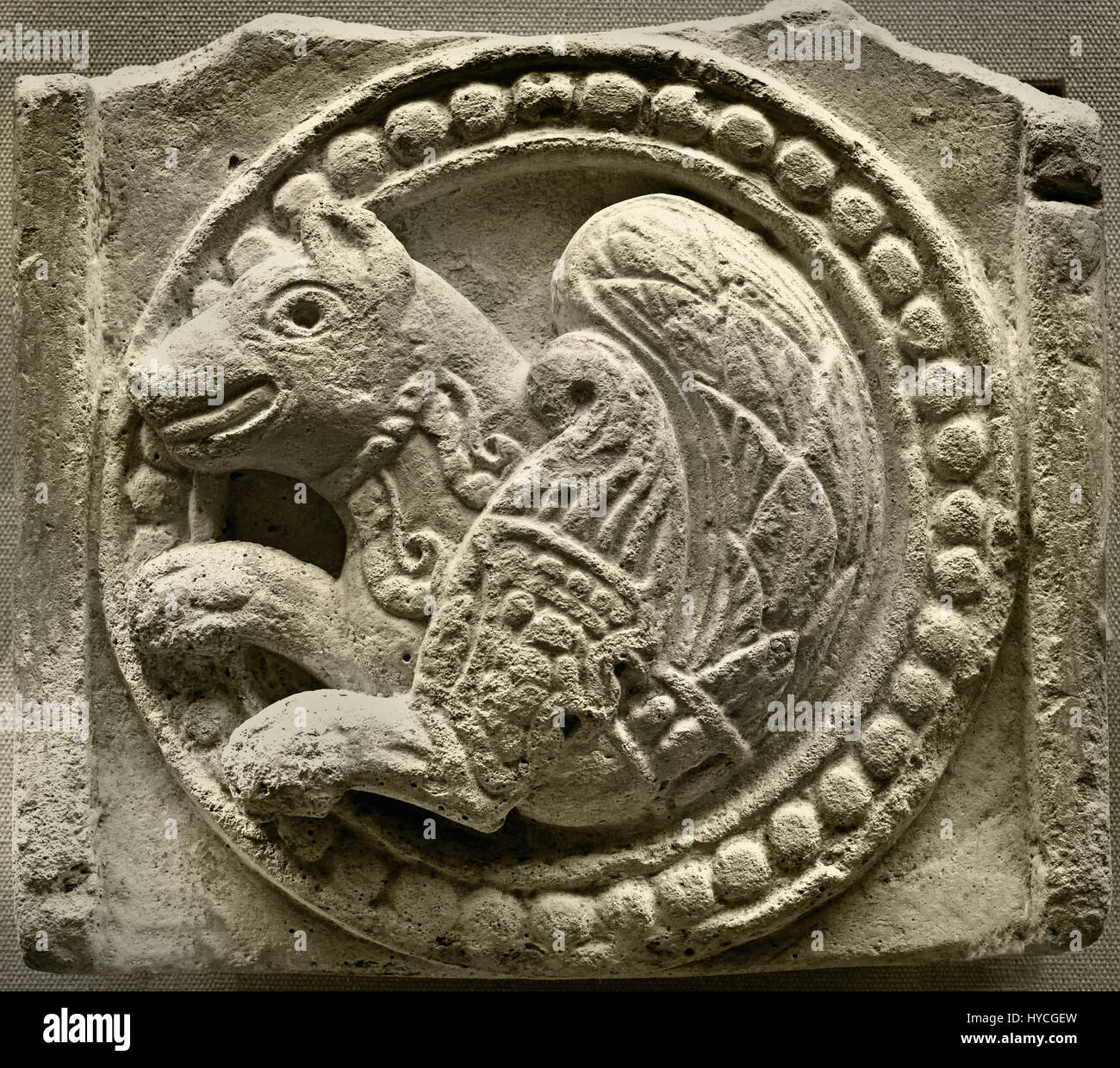 Stuck-Plakette von einem Senmurv. Chal Tarkan, Iran, 7 / 8. Jahrhundert (das Sasanian Fabeltier Motiv in der frühislamischen Zeit weiter) iranischen. Stockfoto