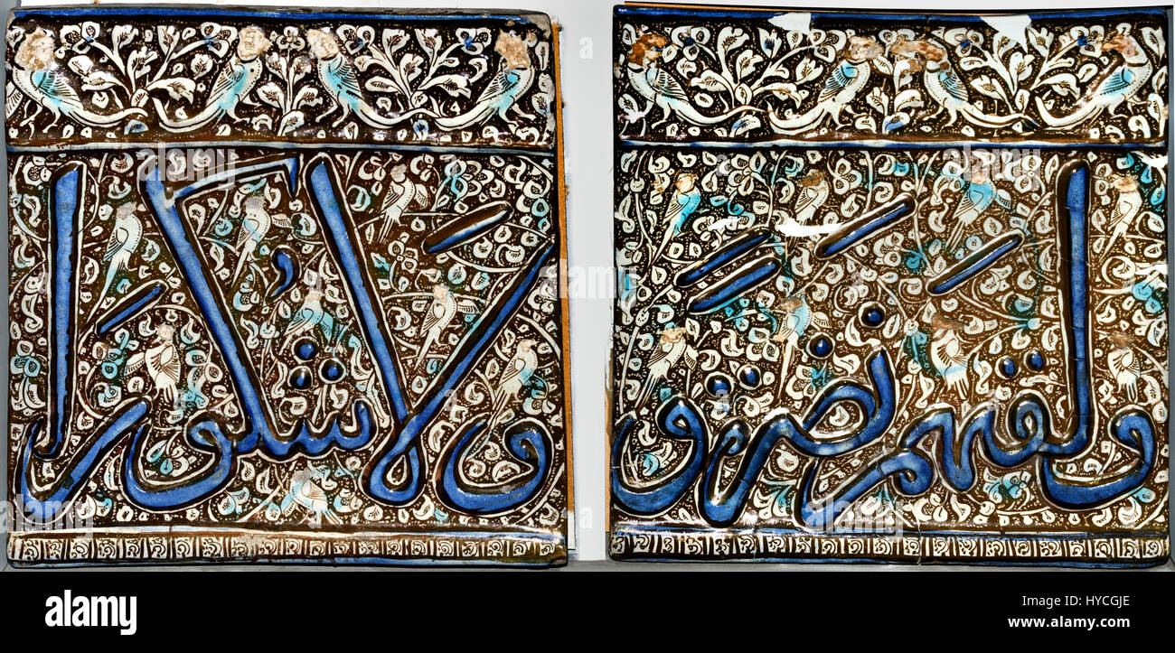 Mongol Glanz Fliesen 1310 Kashan - Ilchane Dynastie (Asien, Iran, Zentraliran, Isfahan) rechteckige Fries Fliese. blau, Türkis und Glanz über eine undurchsichtige weiße Glasur. Am obere Rand ist dekoriert mit einer Bandbreite von Lotus und Pfingstrose Blüten auf einem lustred Hintergrund mit Spiralen eingeschnitten. Das Hauptregister trägt Teil einer Inschrift (mit Datum) in geformten Relief, gemalt in blau vor dem lustered Hintergrund eines foliate ranken. Die schmale untere Grenze gliedert sich in quadratische Fächer mit einem abstrakten Design. Einige Teile der Dekoration werden durch Spritzer von geschönten hervorgehoben. Stockfoto
