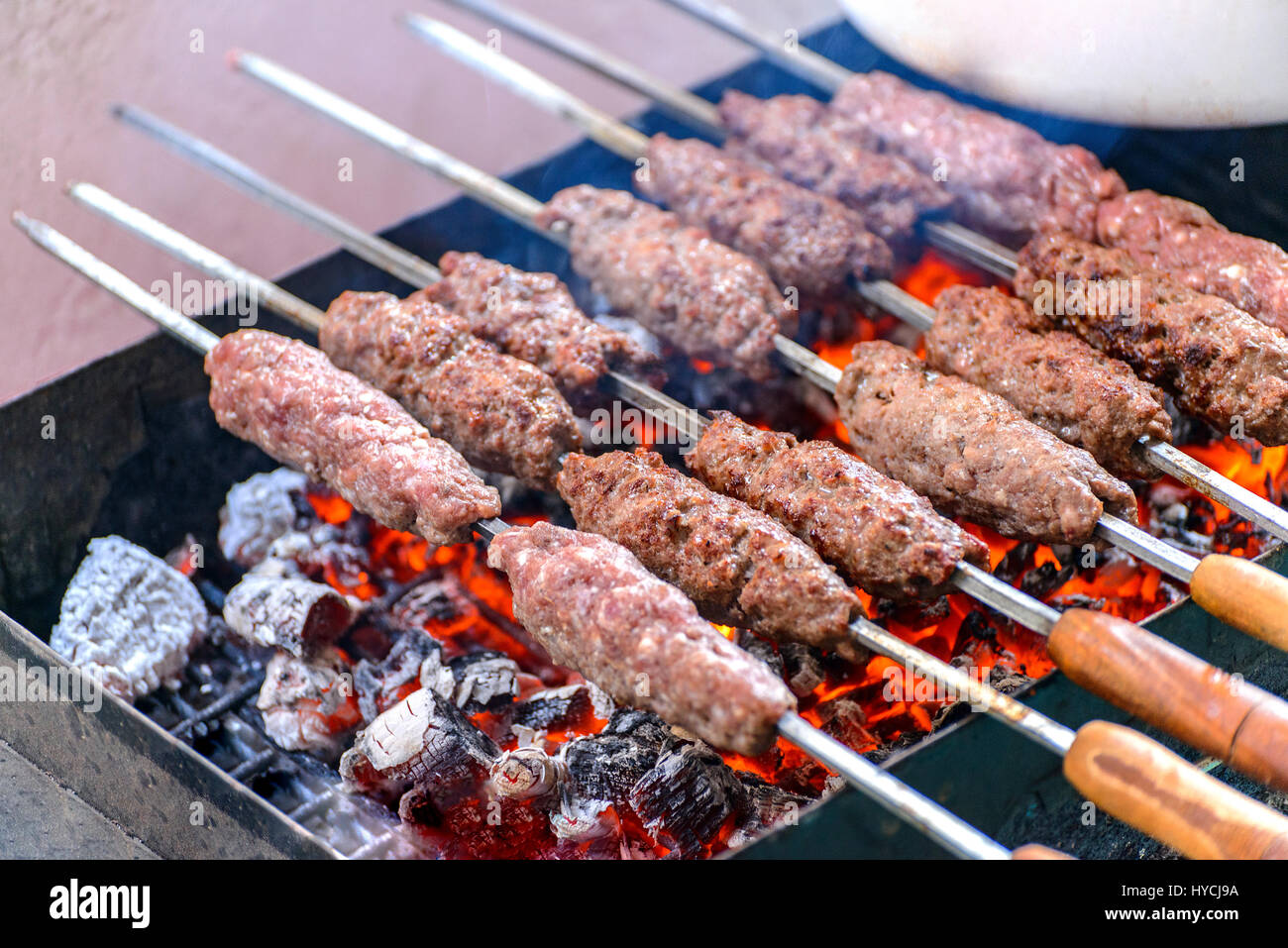 Arabische lecker Kofta-Sticks auf warme Kohle Grill Stockfotografie - Alamy