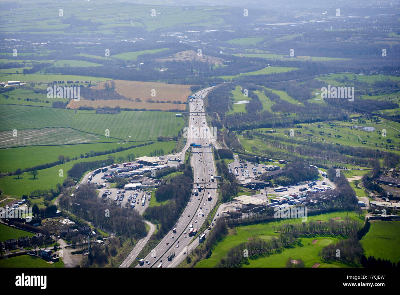 Eine Luftaufnahme der Autobahn M62 und Hartshead Moor Dienstleistungen, West Yorkshire, Nordengland Stockfoto